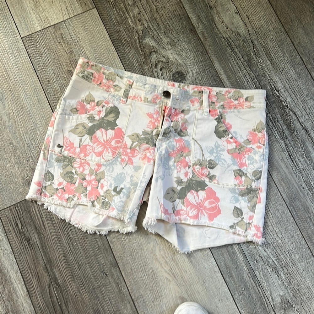 Dream Out Loud Salena Gomez flower shorts size small